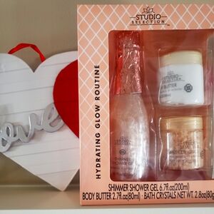 NWT HYDRATING GLOW GIFT SET